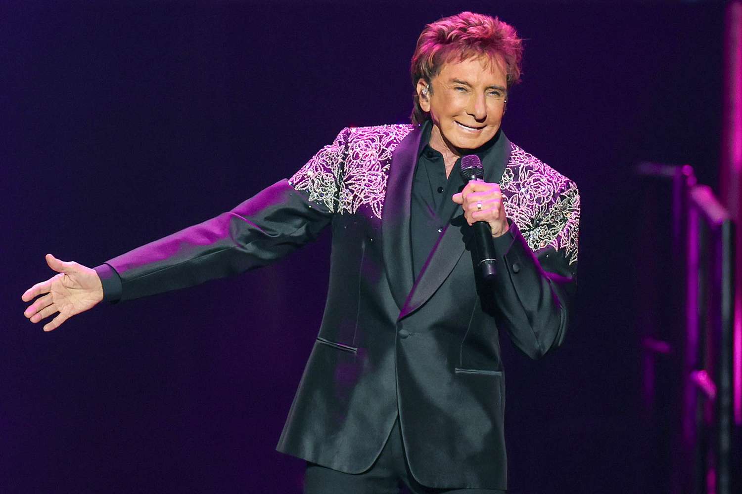 Barry Manilow playing live